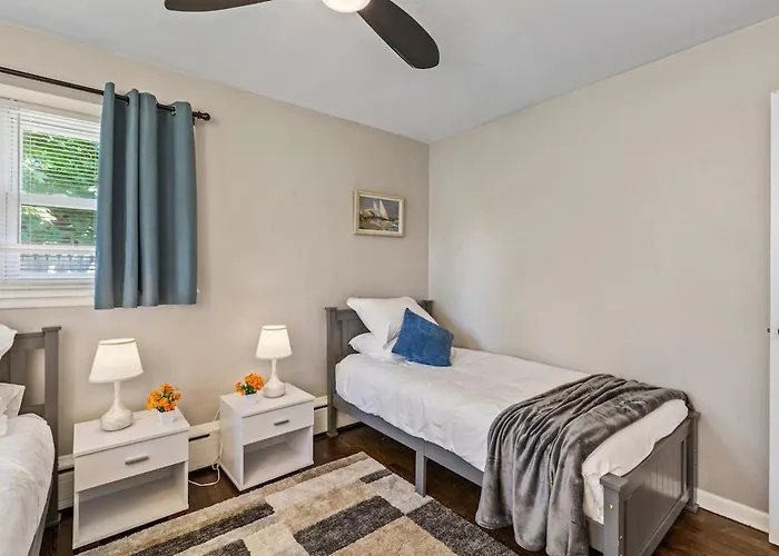 Duplex 1- Naval Base, Six Flags, Greg Petry Sportspark - Sleep 10